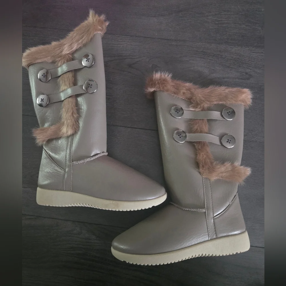 SilverDew Gray Faux Fur Lined Winter Boots Triple Button Cozy Women's Size 6